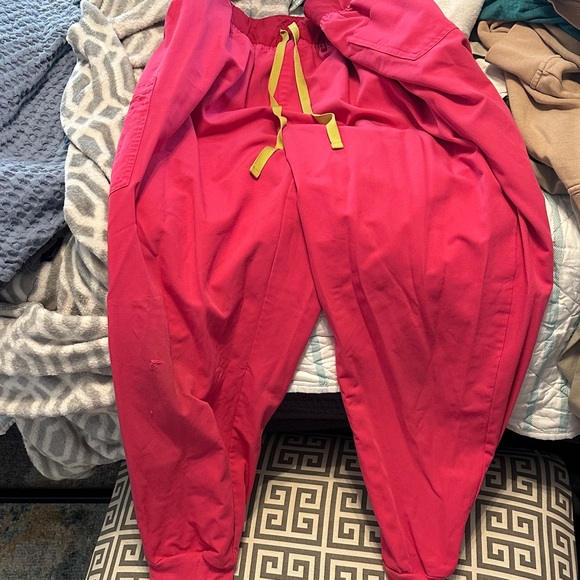 Figs Bright Pink Rafaela with FREE HW Zamora Joggers - Picture 2 of 4